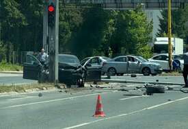 Težak sudar u Tuzli: Šest osoba povrijeđeno, vozila uništena