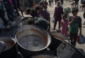 DOK IZRAELSKI GENOCID TRAJE Humanitarna pomoć stigla u Khan Younis