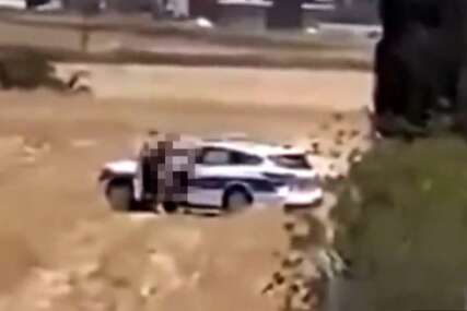 (FOTO) Usred polja snimljena policijska akcija - ali ONA VRELA! Policajac i policajka uhvaćeni tokom odnosa na javnom mjestu