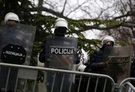 Policija udarala građane i studente u Novom Sadu, uveli odbornike vlasti u zgradu skupštine