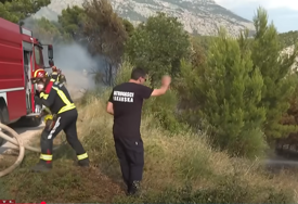 Veliki požar kod Omiša gase kanaderi: Izgorjele kuće, auti, ljudi evakuirani (VIDEO)