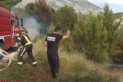 Veliki požar kod Omiša gase kanaderi: Izgorjele kuće, auti, ljudi evakuirani (VIDEO)