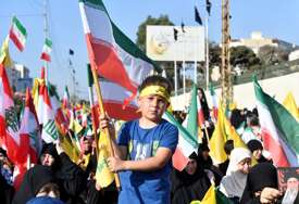 AMERIČKO-IZRAELSKI NAPADI DODATNO PODIGLI MORAL U NARODU Veliki protest pristalica Hezbollaha ispred iranske ambasade (FOTO)