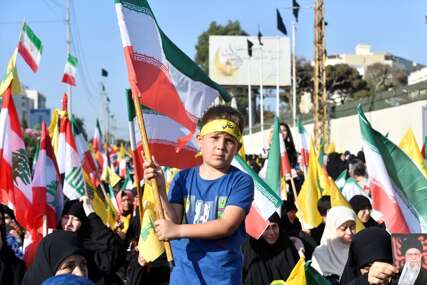 AMERIČKO-IZRAELSKI NAPADI DODATNO PODIGLI MORAL U NARODU Veliki protest pristalica Hezbollaha ispred iranske ambasade (FOTO)