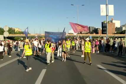 Protesti u više od 30 gradova Srbije: Blokirani mostovi, saobraćaj obustavljen