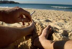 Od ponedjeljka: Ako zapalite cigaretu na plaži kazna je 700 eura