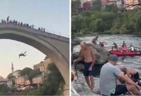 VIDEO Strani turist izveo rizični skok sa Starog mosta. Mostarci ga izudarali