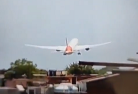 UZNEMIRUJUĆE SCENE! Osvanuo snimak pada indijskog aviona sa 244 osobe (VIDEO)