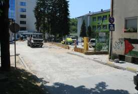 Izgradnja stajališta za školske autobuse SANACIJA ELEKTRO KABLOVA I TOPLOVODA UTIČE NA DINAMIKU IZVOĐENJA RADOVA