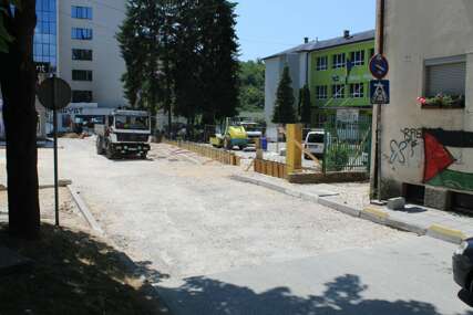 Izgradnja stajališta za školske autobuse SANACIJA ELEKTRO KABLOVA I TOPLOVODA UTIČE NA DINAMIKU IZVOĐENJA RADOVA