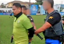 OVO JOŠ NISTE VIDJELI Policija usred utakmice upala na teren i uhapsila sudiju! (VIDEO)
