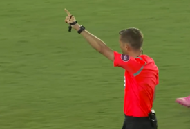 NEMA VIŠE "PEGLANJA" Na Svjetskom klupskom prvenstvu sudija upotrijebio novo pravilo i cijeli stadion ostavio u čudu! (VIDEO)
