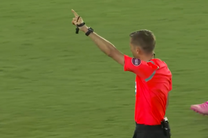 NEMA VIŠE "PEGLANJA" Na Svjetskom klupskom prvenstvu sudija upotrijebio novo pravilo i cijeli stadion ostavio u čudu! (VIDEO)