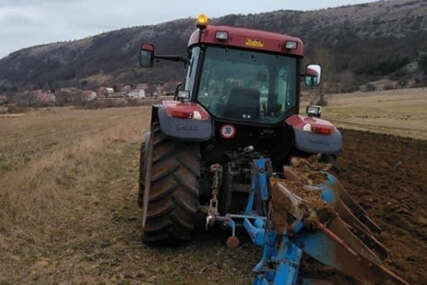 Užas na selu: Otac traktorom pregazio 1-godišnje dijete, preminulo je na licu mjesta