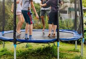 DJEVOJČICA (2) POGINULA OD STRUJNOG UDARA Skakala na trampolinu u zabavnom parku