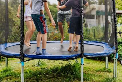 DJEVOJČICA (2) POGINULA OD STRUJNOG UDARA Skakala na trampolinu u zabavnom parku