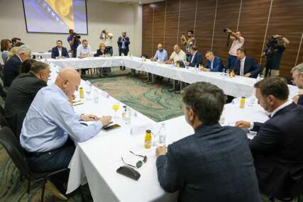 Počeo sastanak stranaka Trojke i HDZ-a u Konjicu