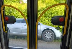 SAOBRAĆAJNI KOLAPS Udes na Kobiljoj Glavi: 2 automobila završila u kanalu pored puta
