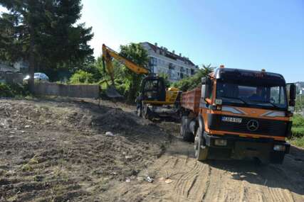 Uklonjena opasnost: Srušen ruševni objekat u Ulici Tešanjska u Sarajevu