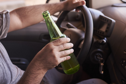 Pijani vozač napao policajca, udario ga u glavu