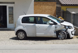 U Visokom pronađeno vozilo VIK-a koje je ukradeno u Sarajevu, vozač pokušao pobjeći policiji pa slupao auto