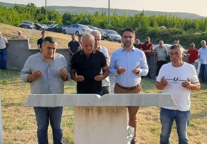 FOTO: ZAJEDNICA PORODICA ŽRTAVA UBIJENIH NA UBORKU I SUTINI 1992.