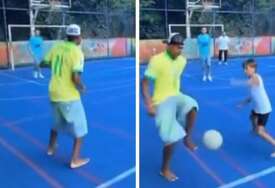Yamal zaigrao fudbal s lokalnom djecom u Brazilu