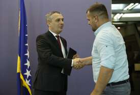 Dizdar potpisao ugovore za očuvanje radnih mjesta za 128 privrednika i 745 povratnika (FOTO)
