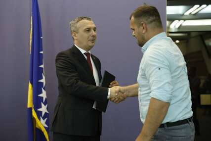Dizdar potpisao ugovore za očuvanje radnih mjesta za 128 privrednika i 745 povratnika (FOTO)