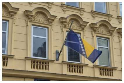 ZASTAVA BiH NA POLA KOPLJA NA ZGRADI AMBASADE: "Dvije osobe porijeklom iz BiH stradale, jedna povrijeđena"