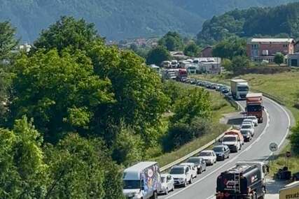 KOD ŽEPČA Kilometarske kolone zbog saobraćajne nesreće ispred tunela