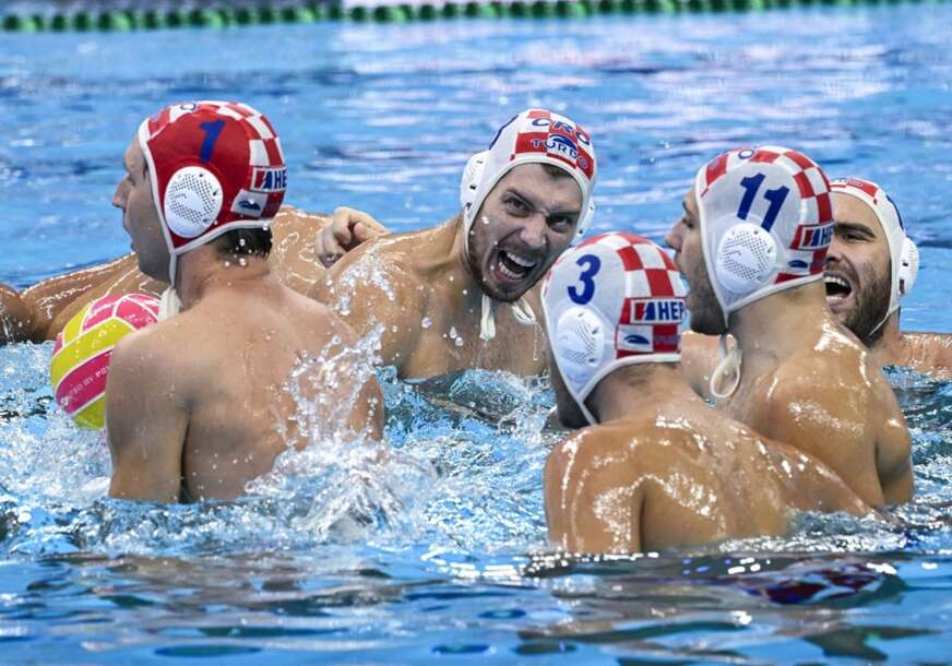 FOTO: EPA/ SZILARD KOSZTICSAK