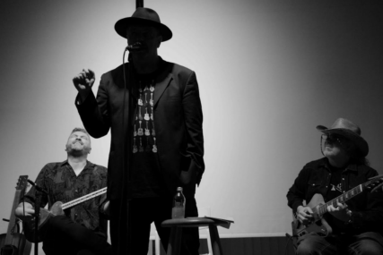 Ne propustite izložbu radova palestinske fotografkinje Laure Boushnak i koncert Ahmeda Burića i Damira Imamovića