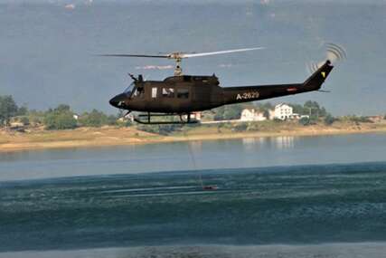Helikopter Oružanih snaga BiH gasi požar u općini Prozor-Rama