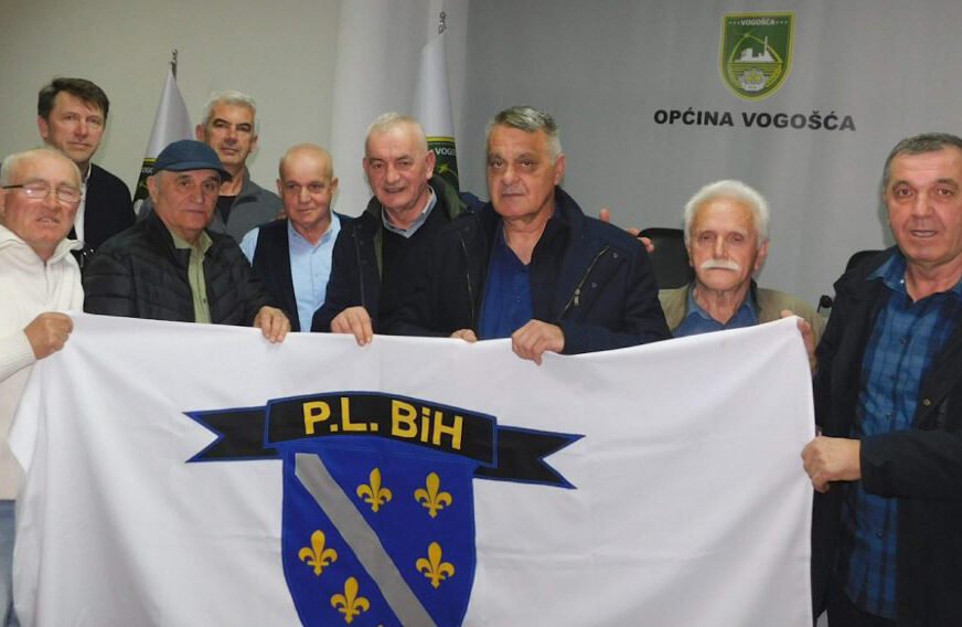FOTO: AMIR BEŠLIJA SA AKTIVISTIMA UDRUŽENJA PATRIOTSKE LIGE