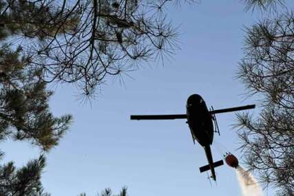 Helikopter OS BiH gasio požar na brdu Fortica kod Mostara VIDEO