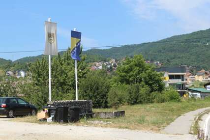 Dobro došli u Sarajevo: Kante za smeće uz općinsku i državnu zastavu