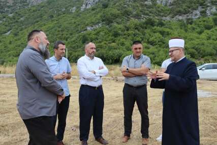 MOSTARSKI MUFTIJA SALEM EF. DEDOVIĆ JE DAVNO UPOZORIO: "Klanjanje u tržnim centrima i pored benzinskih pumpi za muslimane nije prihvatljivo!"