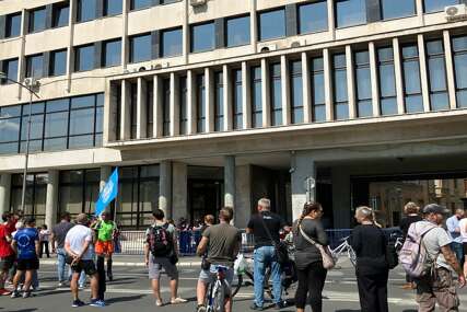 Novi Sad: Studenti i građani se okupljaju ispred Skupštine grada, prisutne jake snage policije