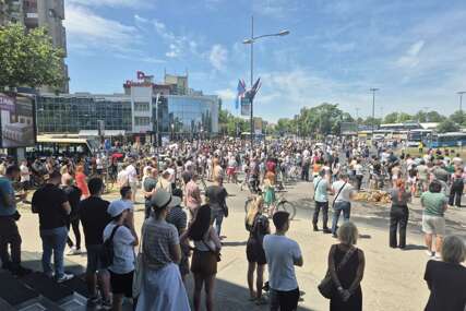 Osam mjeseci od pada nadstrešnice: Građani odali poštu stradalima u Novom Sadu