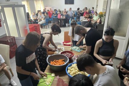 Mladi Banjalučani pripremili i podijelili 800 obroka u javnoj kuhinji „Obrok ljubavi“