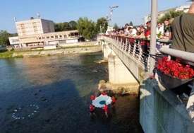Spuštanjem cvijeta u Sanu članovi kluba 'Condor' obilježili 30. godišnjicu genocida u Srebrenici