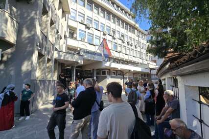 Protest ispred suda u Novom Pazaru: Traže puštanje osumnjičenih za incidente kod univerziteta