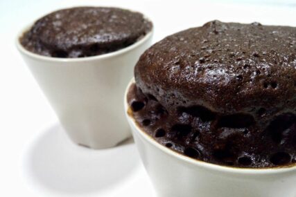 Sufle iz mikrovalne: Čokoladna rapsodija spremna za 5 minuta