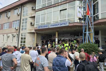 Studenti i građani ispred zgrade univerziteta u Novom Pazaru