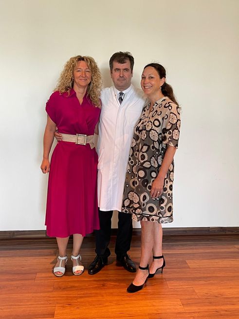 FOTO: UPRAVNICE KLINIKE MELANIE SINGER I NINA MALLY SA PROFESOROM ŽUGOROM