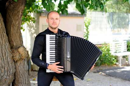 „Kultura na ulice 2025!“: 24. jula koncert na harmonici Azmira Halilovića u Velikoj avliji Laure Papo Bohorete