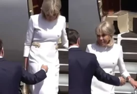 Neprijatan trenutak na aerodromu u Londonu: Brigitte Macron odbila suprugovu ruku pri izlasku iz aviona