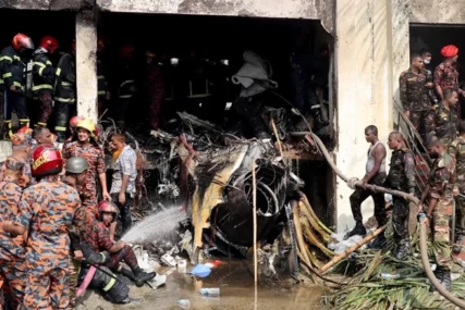 Broj stradalih u padu aviona u Bangladešu porastao na 27, među poginulima 25 djece