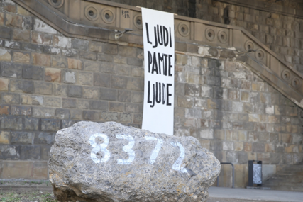 U Beogradu postavljen spomenik žrtvama genocida u Srebrenici: "Ljudi pamte ljude"
